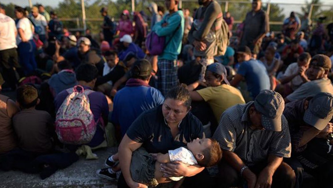 ABD'ye gitmek için yola çıkan binlerce göçmen Meksika sınırına dayandı