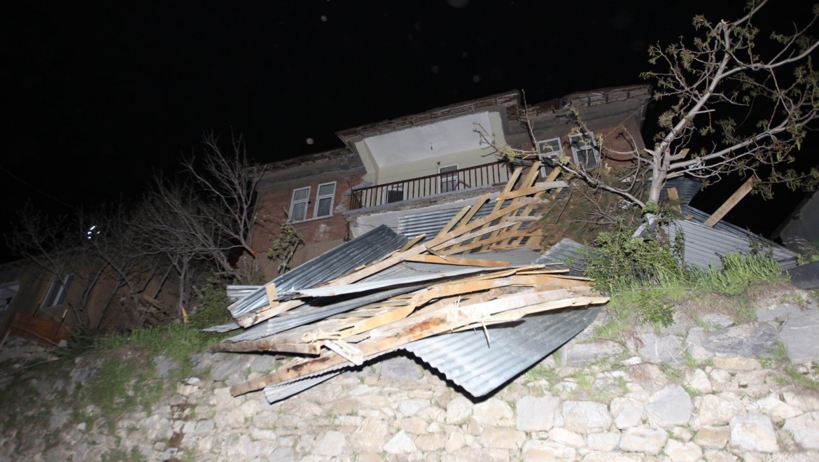 Hakkari'de şiddetli fırtına çatıları uçurdu