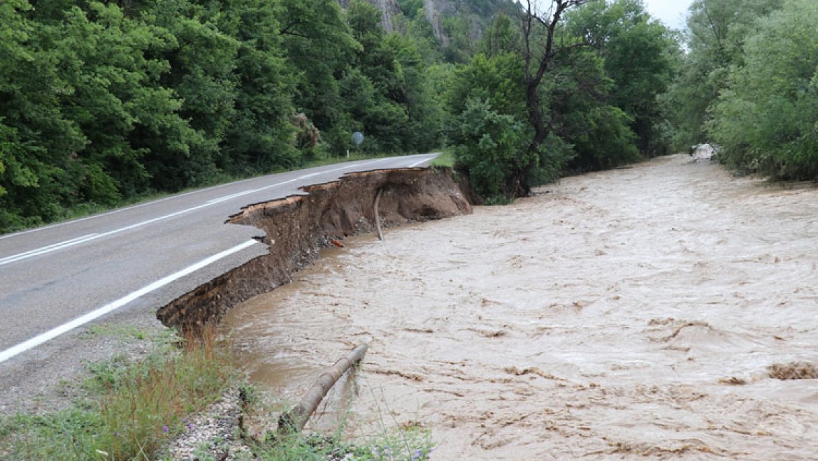 Bolu'da sağanak nedeniyle 2 köprü yıkıldı, bazı evleri su bastı
