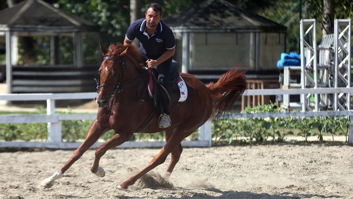 Şampiyon atların seyisi mesleğini ilk günkü heyecanıyla sürdürüyor