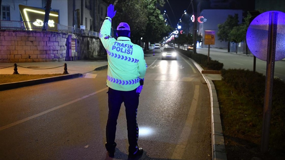 Türkiye genelinde hafta sonu uygulanacak sokağa çıkma kısıtlaması başladı