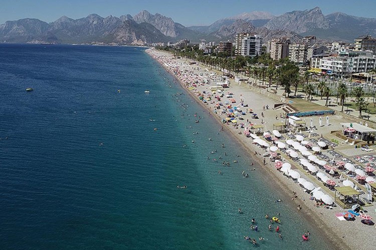 Yılı 9 milyondan fazla turistle kapatmaya hazırlanan Antalya, 2022'den daha umutlu