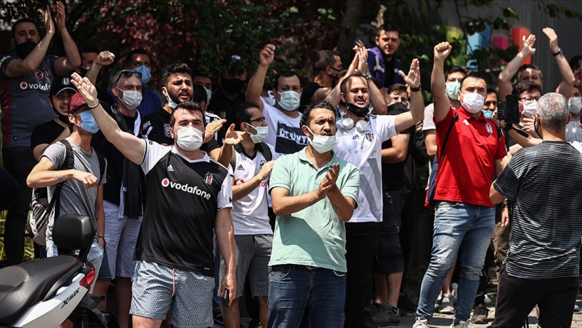 Beşiktaşlı taraftarlar Sergen Yalçın'ın evinin önünde toplandı