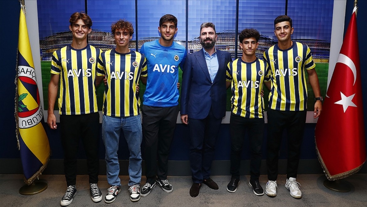 Fenerbahçe 5 genç futbolcuyla profesyonel sözleşme imzaladı
