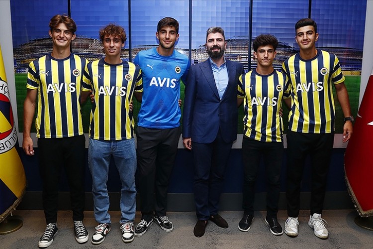Fenerbahçe 5 genç futbolcuyla profesyonel sözleşme imzaladı