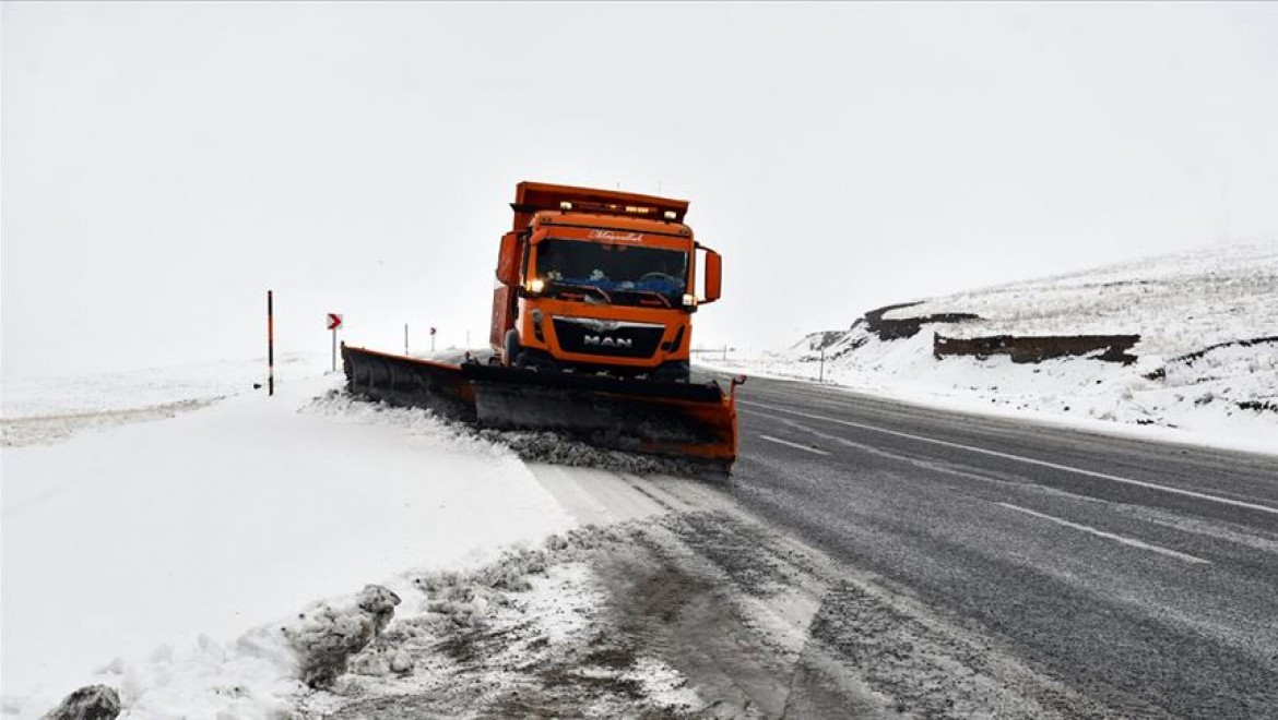 Van'da kar ve tipi nedeniyle 28 yerleşim yerinin yolu kapandı