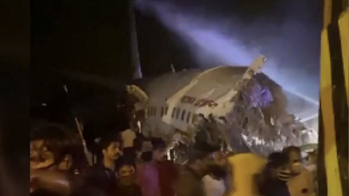 Hindistan'da iniş sırasında pistin dışına çıkan uçak ikiye bölündü