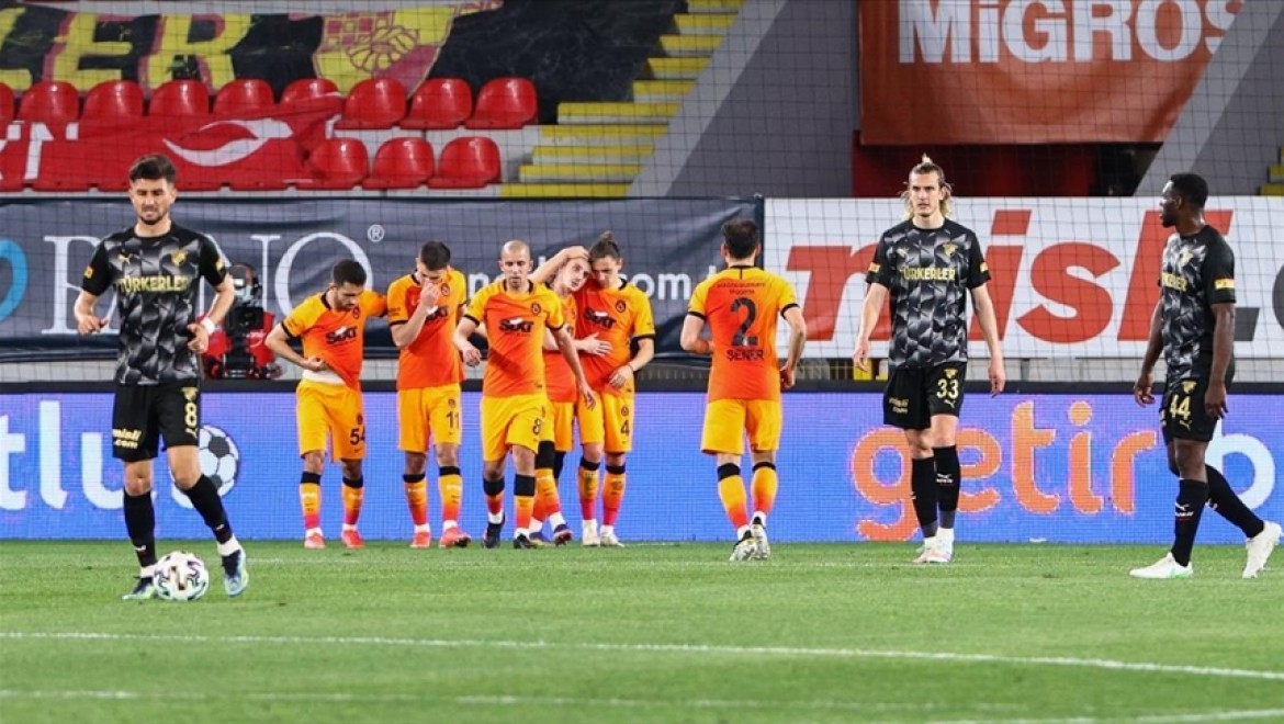 Göztepe'yi 3-1 mağlup eden Galatasaray, lider Beşiktaş'la puan farkını 6'ya indirdi
