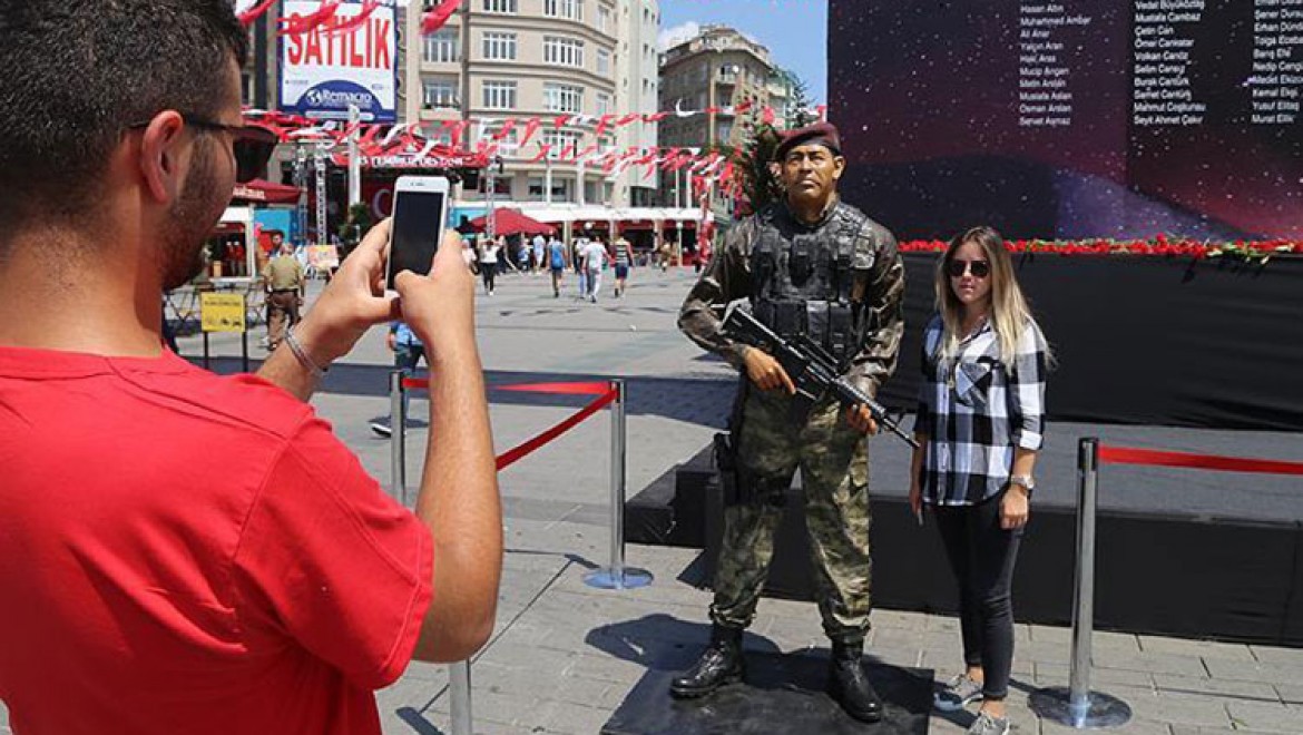 Ömer Halisdemir'in Taksim'deki Heykeline Yoğun İlgi