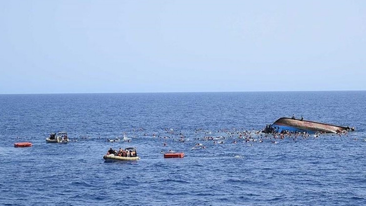 Tunus açıklarında alabora olan tekneden 17'si kadın 123 düzensiz göçmen kurtarıldı