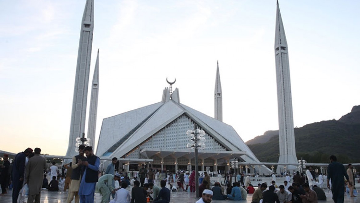 Pakistan'daki Müslümanlar iftarda Faysal Camisi'nde buluşma geleneğini sürdürüyor