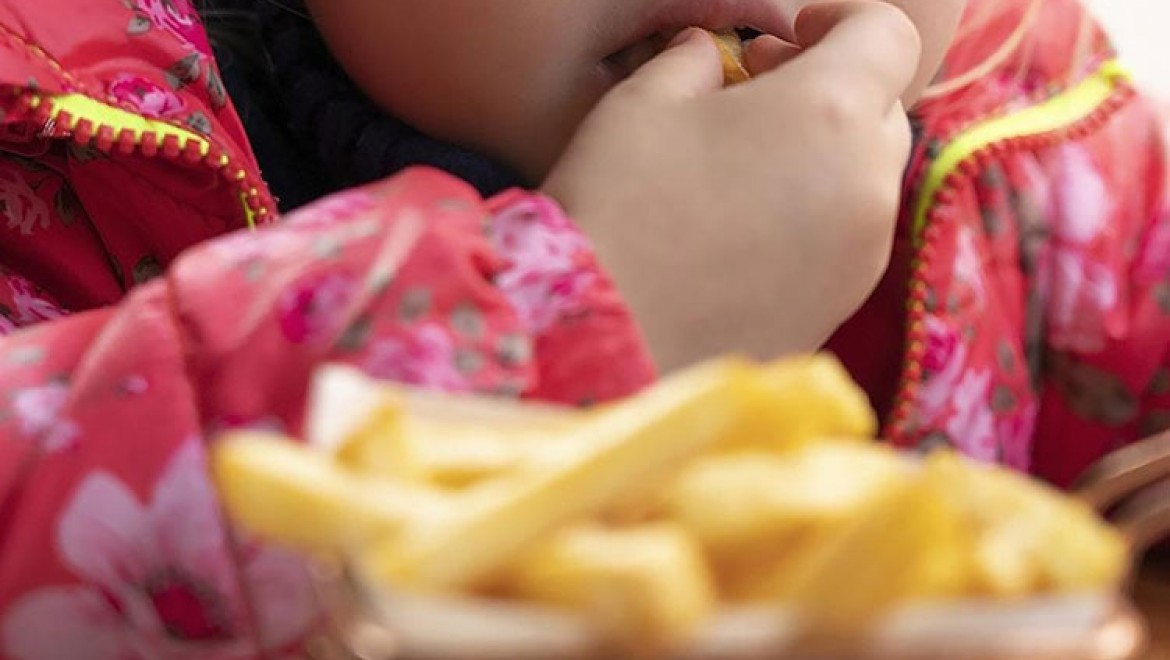 Salgın sürecinde harcadıkları enerji azalan çocuklarda duygusal aşırı yeme eğilimi obeziteye yol açabiliyor