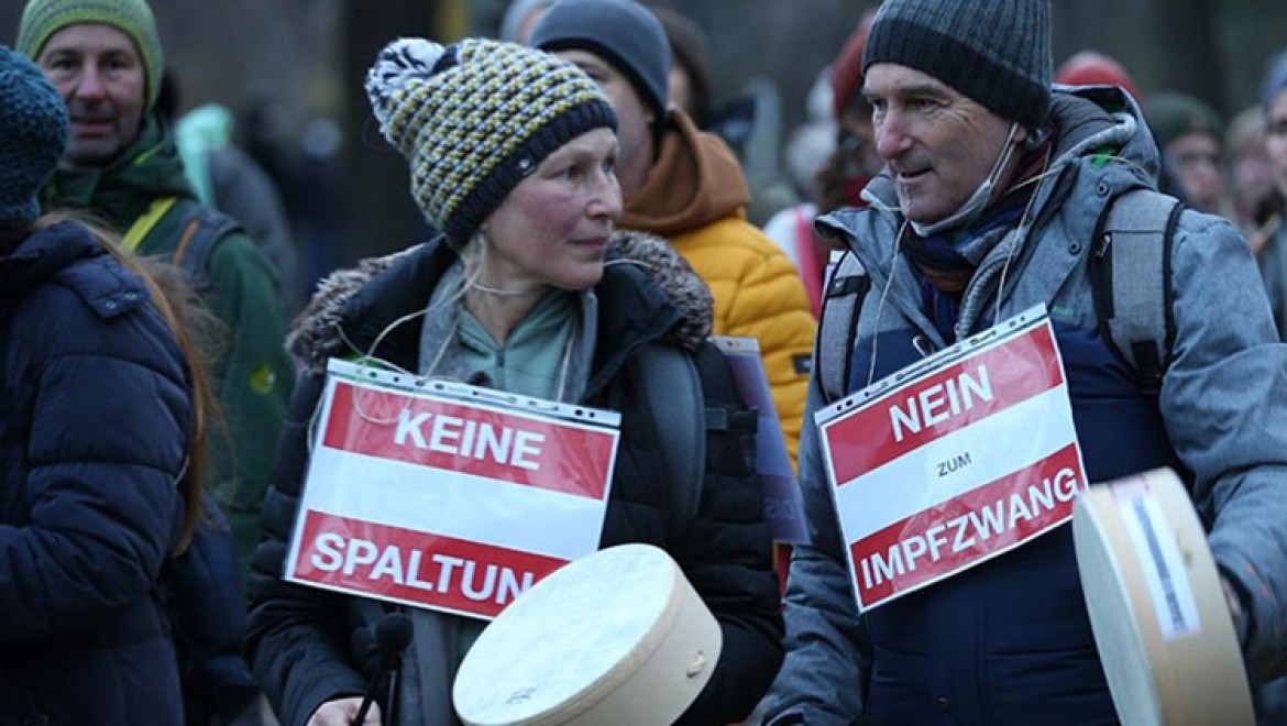 Avusturya'da sokağa çıkma kısıtlamasına rağmen Kovid-19 önlemleri protesto edildi
