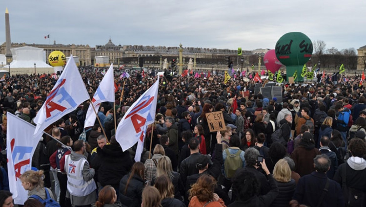 Fransızların yüzde 71'i hükümetin istifasını istiyor
