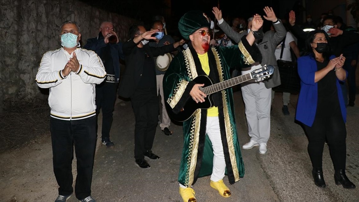İzmirli sanatçılar vatandaşları orkestra eşliğinde sahura kaldırdı