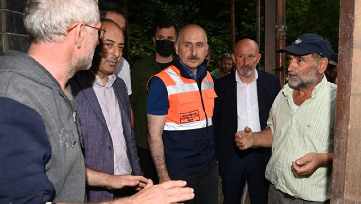 Ulaştırma ve Altyapı Bakanı Karaismailoğlu, Artvin'de selin etkili olduğu alanları inceledi