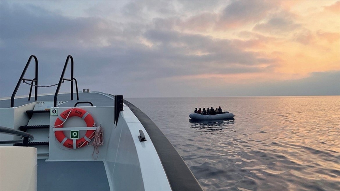 Aydın'da Türk kara sularına geri itilen 40 düzensiz göçmen kurtarıldı