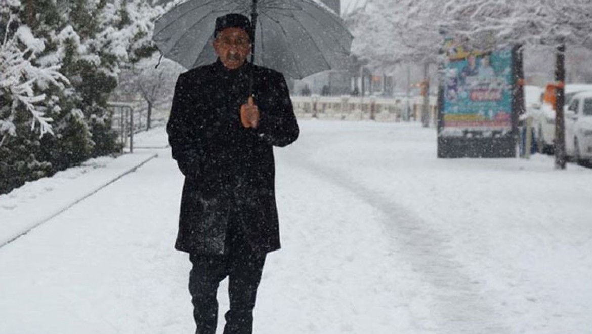 Erzurum, Ağrı, Kars ve Ardahan'da kar yağışı etkili oluyor