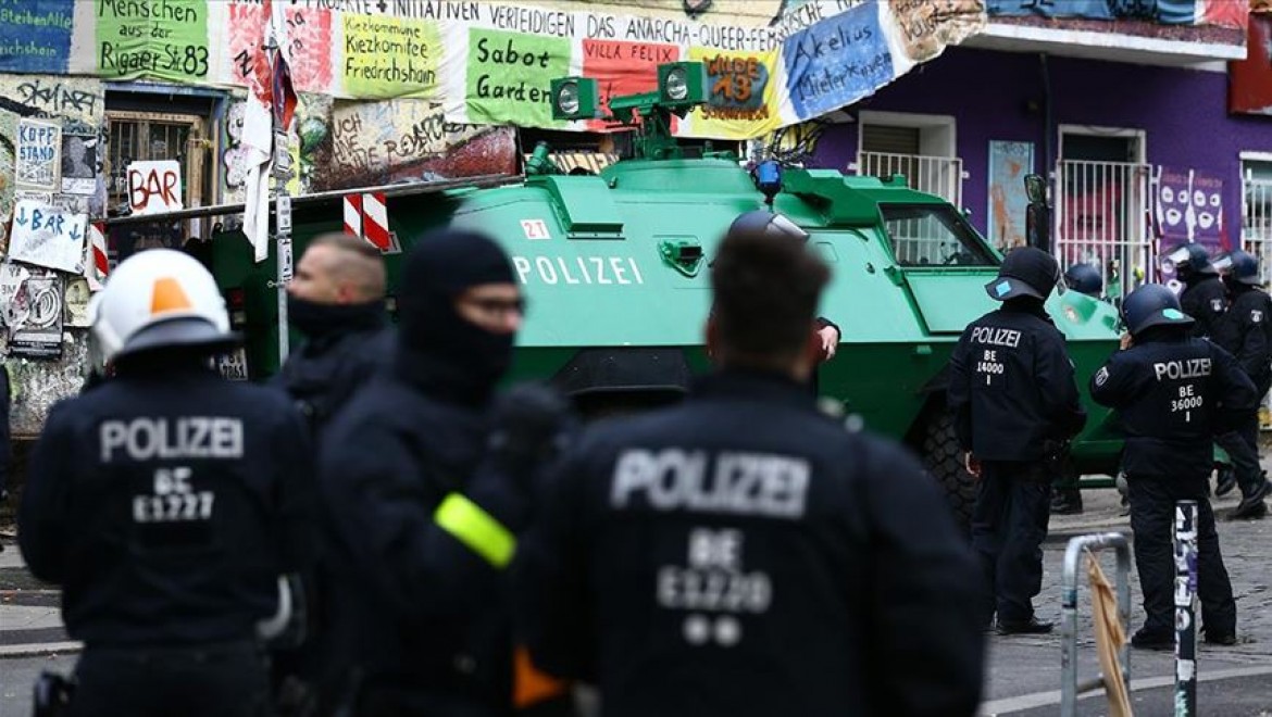 Almanya'da aşırı sağcı şüphelisiyle polis ve itfaiyeye yönelik operasyon