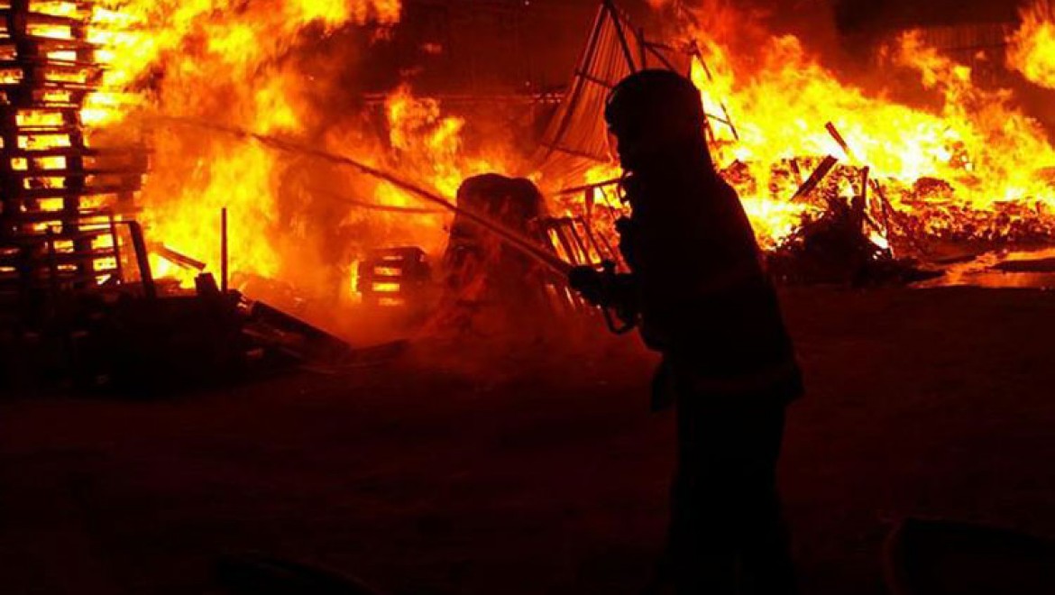 Kocaeli'de ahşap palet fabrikasının imalathane bölümünde yangın