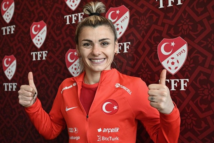 A Milli Kadın Futbol Takımı kalecisi Selda Akgöz'ün favorileri Muslera ve Uğurcan