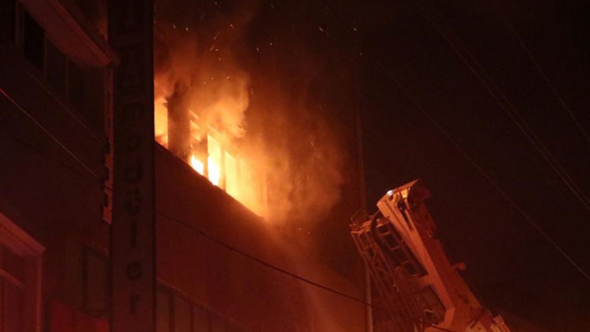 İzmir'de 2 ayrı fabrikada çıkan yangına müdahale ediliyor