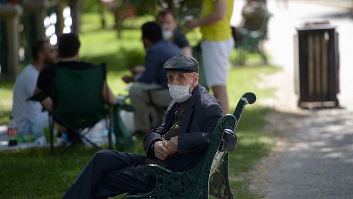 Bursa'da 65 yaş üstü vatandaşların sokağa çıkmasına saat kısıtlaması getirildi