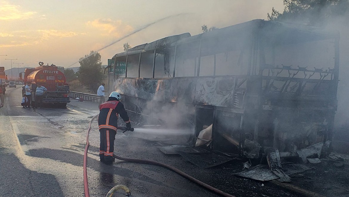 Mersin'de seyir halindeki otobüs yandı