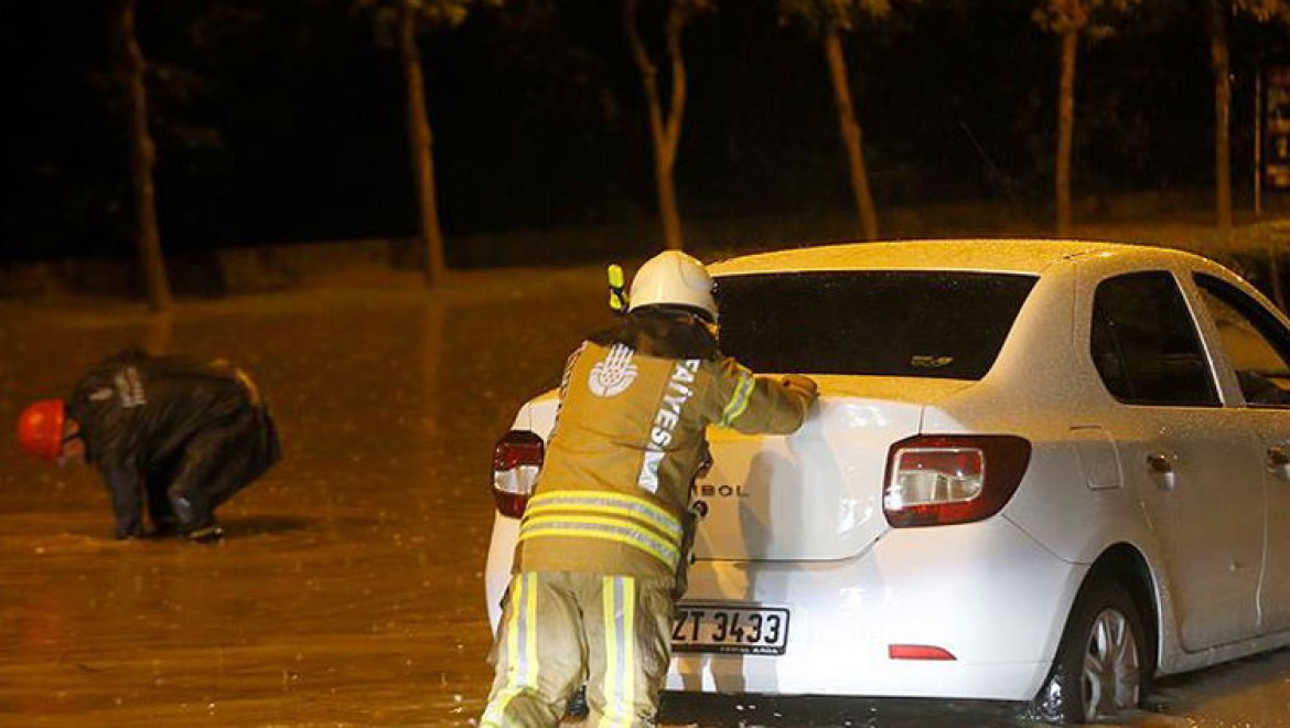 Yağış İstanbullular'a Zor Anlar Yaşattı