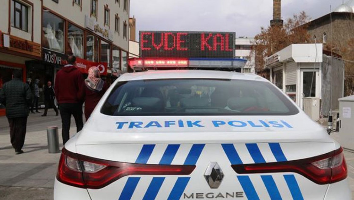 'Evde kal', 'Hayat eve sığar' yazıları polis araçlarının tepe lambalarında