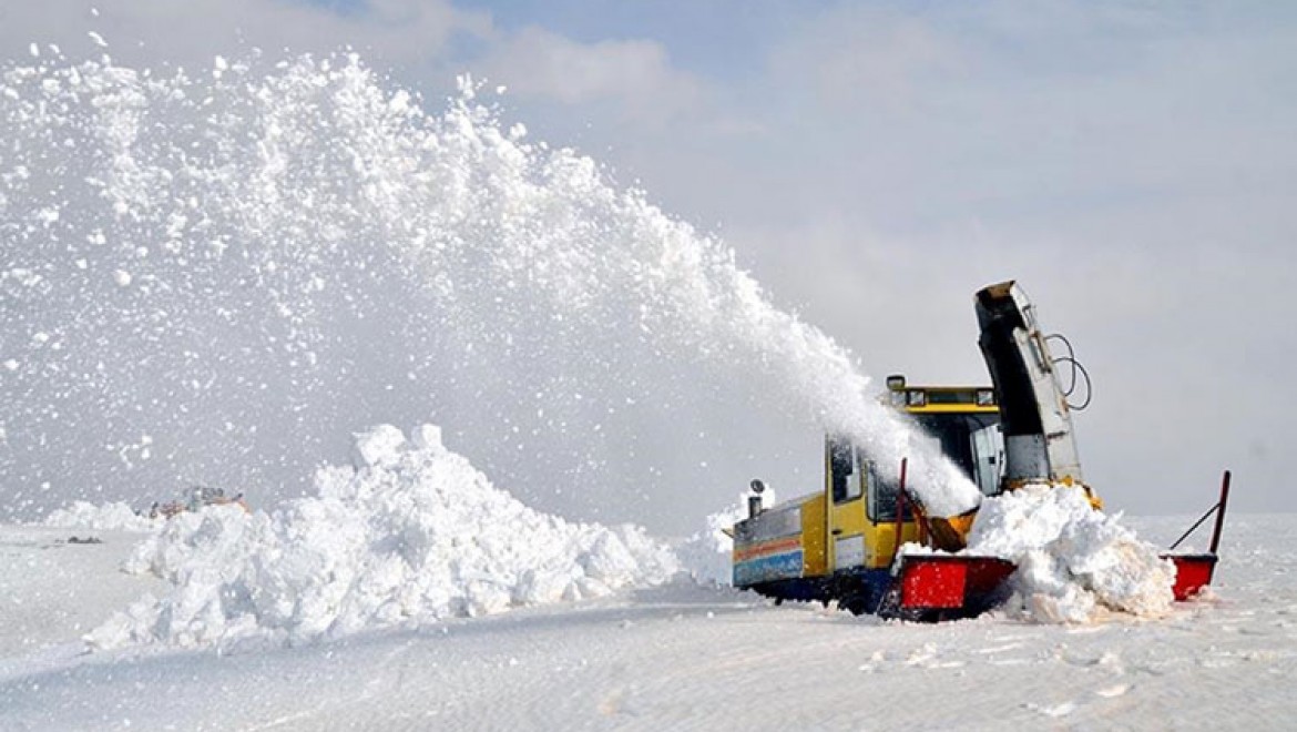 Muş'ta ekipler kar kalınlığının 4 metreyi bulduğu bölgede mücadele veriyor
