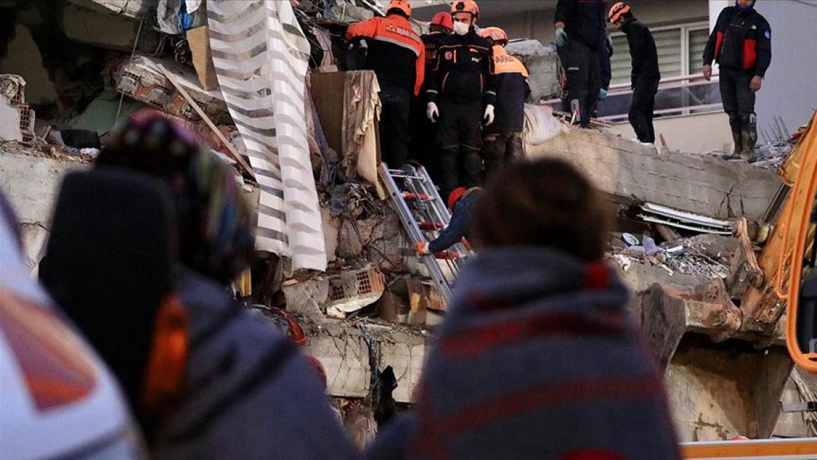 İzmir'de deprem enkazından 16 saat sonra bir kişi daha çıkarıldı