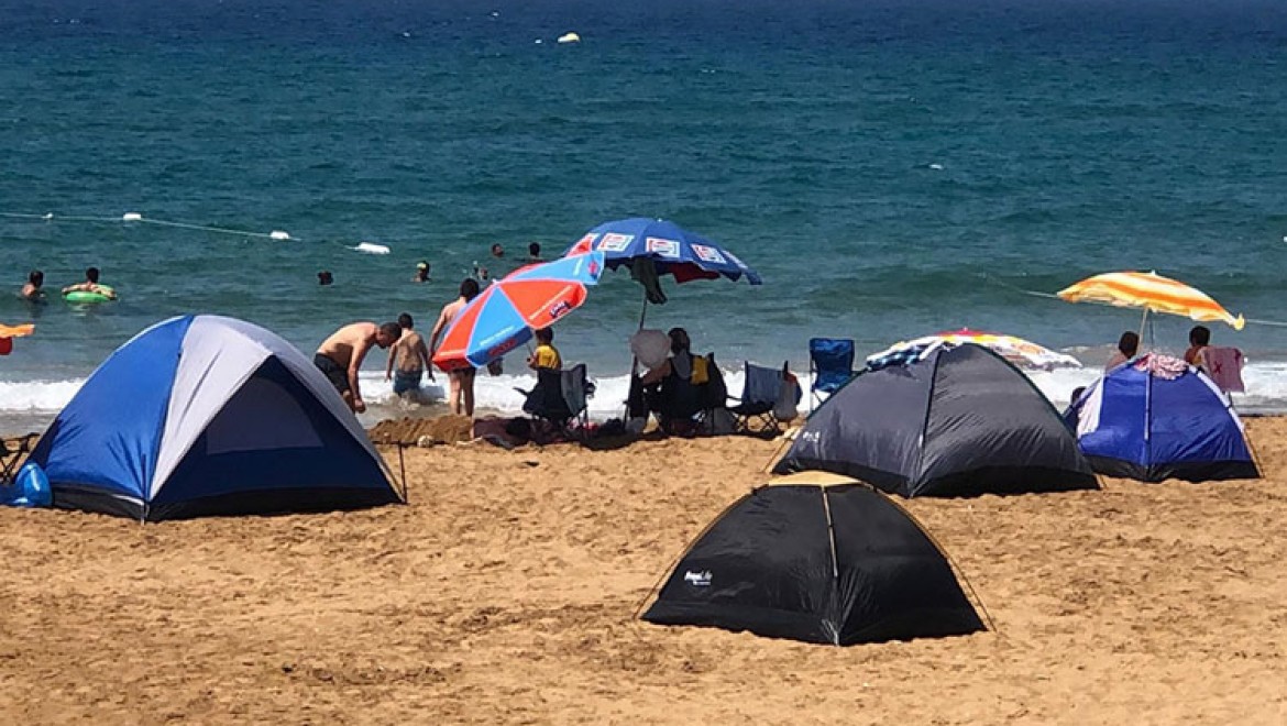 Tatilciler çadırı tercih etti, sahiller çadır kente döndü