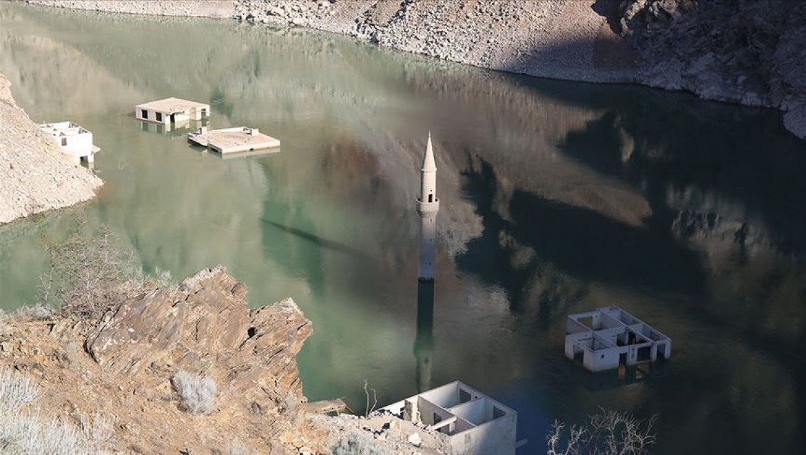 Baraj altında kalan köy su seviyesi düşünce yeniden ortaya çıktı