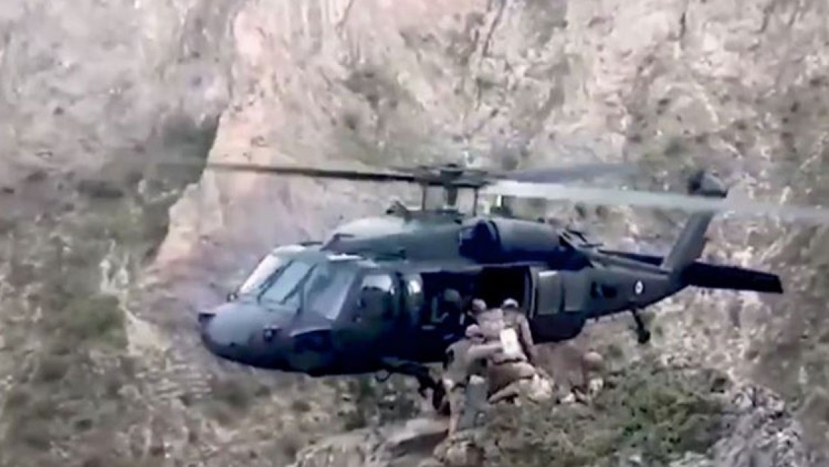 Kahraman helikopter pilotunun kayalıklardaki Mehmetçiği tek tekerle tahliyesi nefes kesti