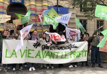 Paris'te gençler iklim için gösteri düzenledi