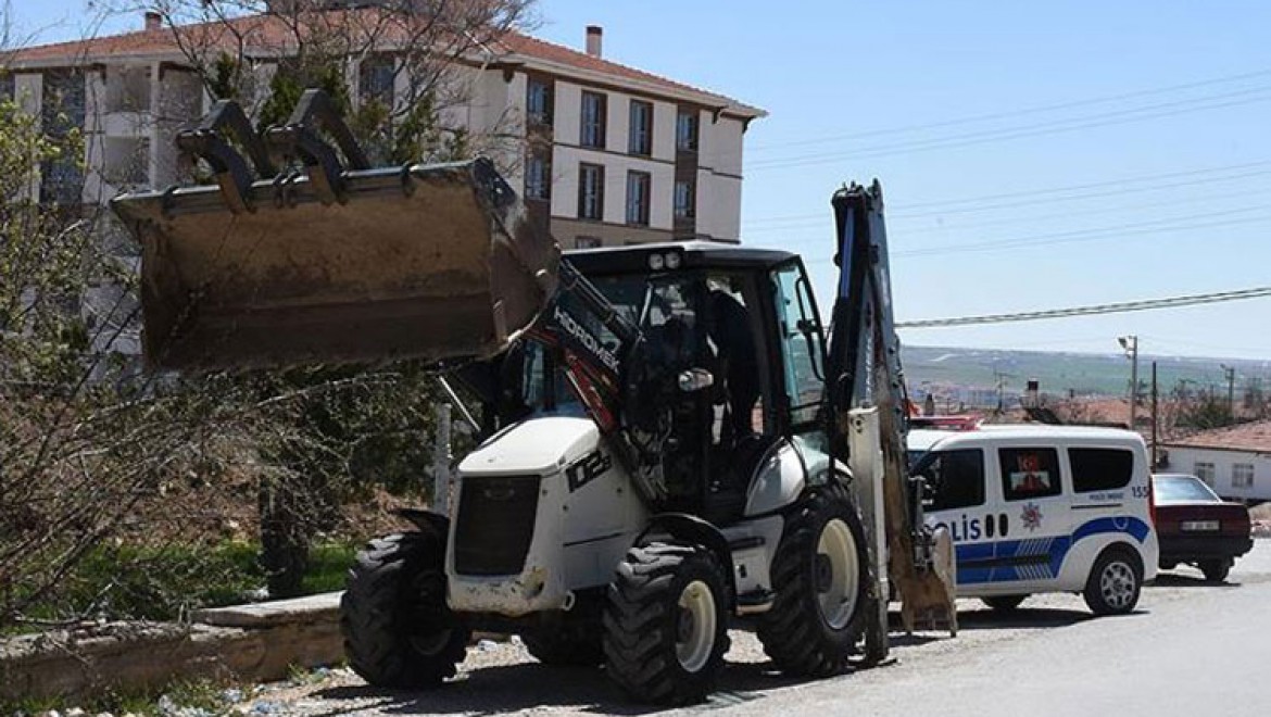 Kırşehir'den çaldıkları kepçeyi İstanbul'da yurt dışına satmaya çalışan 2 zanlı tutuklandı