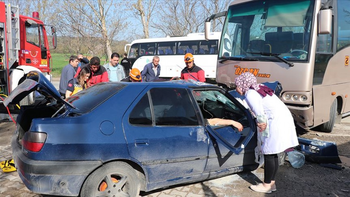 İşçileri taşıyan midibüs otomobille çarpıştı: 12 yaralı