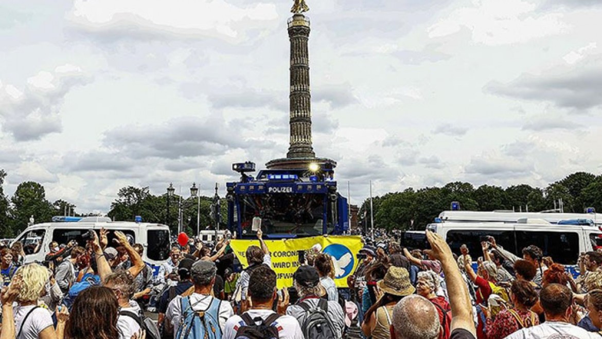 Almanya'da koronavirüs önlemleri protesto edildi
