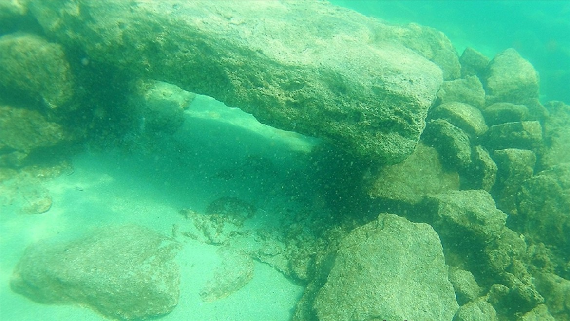 Van Gölü'nde üzerinde çeşitli işaretler bulunan taş ve mezar taşları tespit edildi