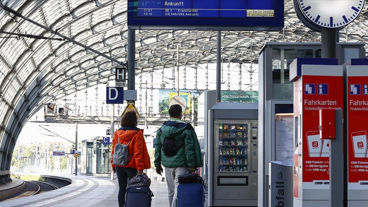 Almanya'da demir yolu şirketiyle makinistler, siyasilerin müdahalesiyle anlaştı