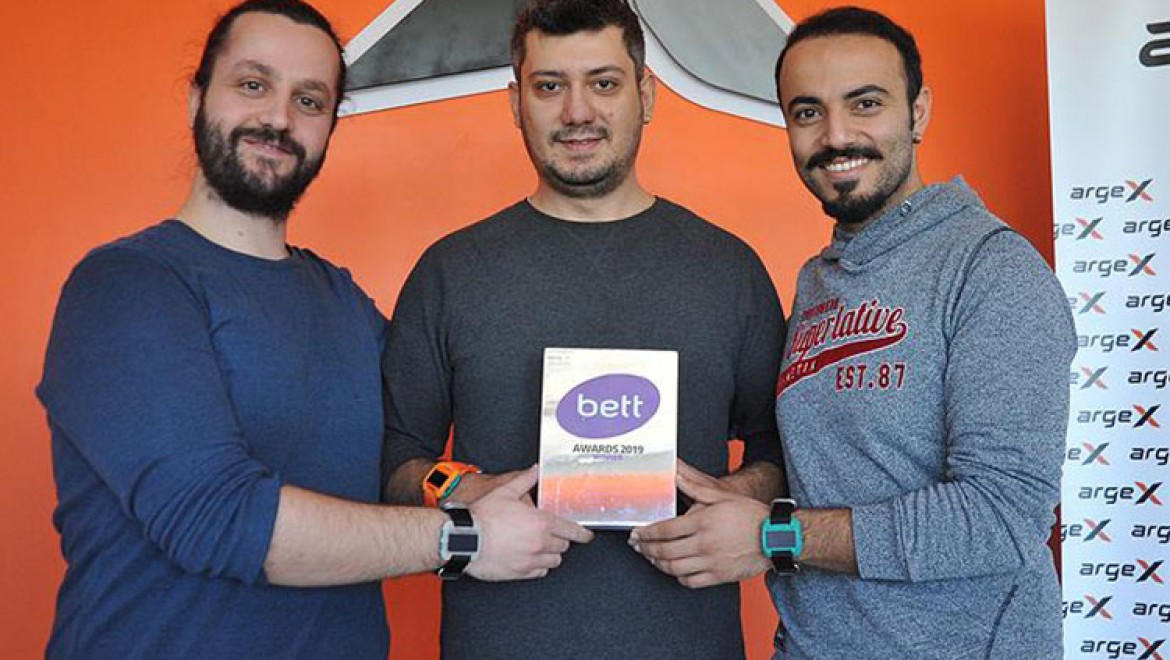 Türk Mühendisler Akıllı Saatle En İyi Teknoloji Ödülünü Aldılar