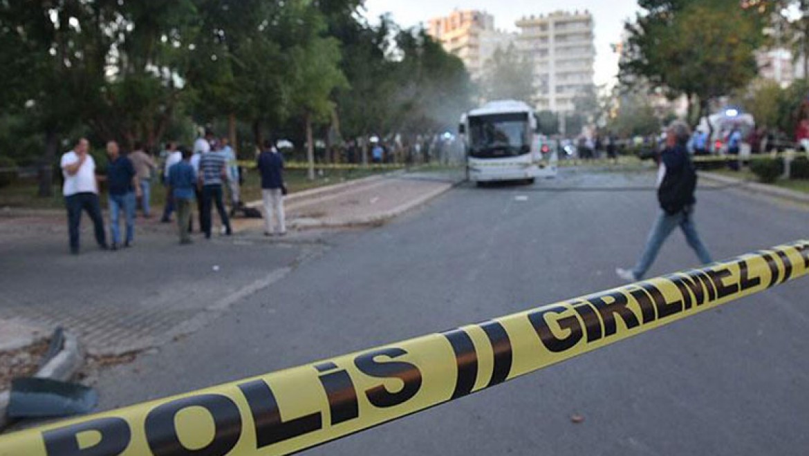 Mersin'de polis servis aracına bombalı saldırı