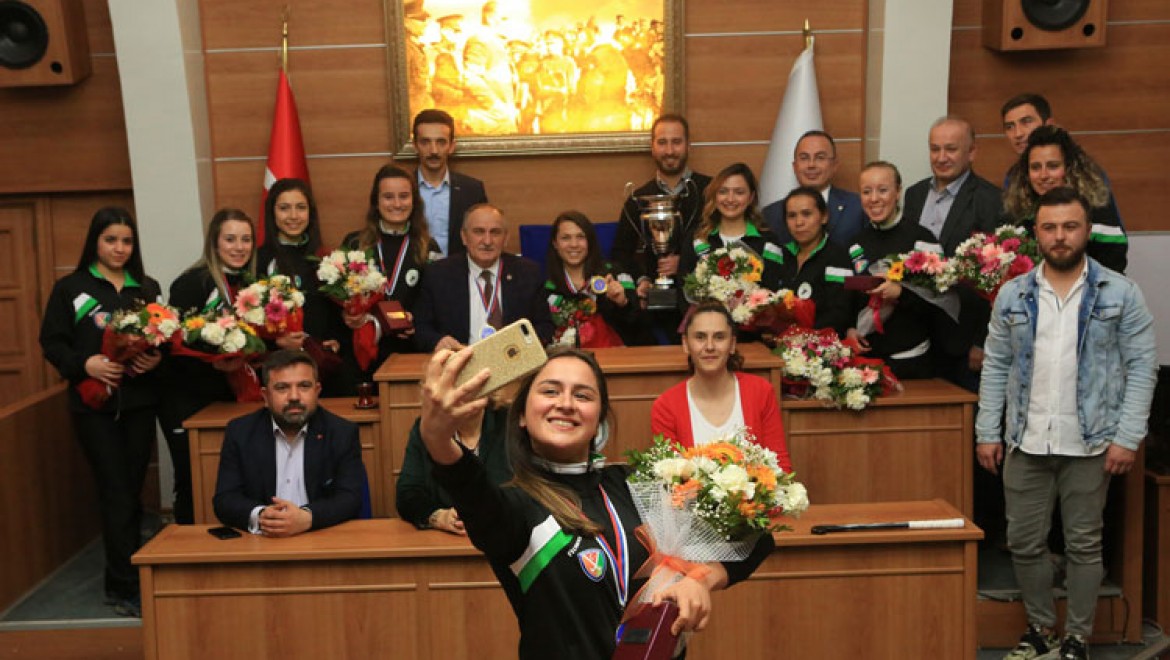 Avrupa Şampiyonu Hokeyciler Ödüllendirildi
