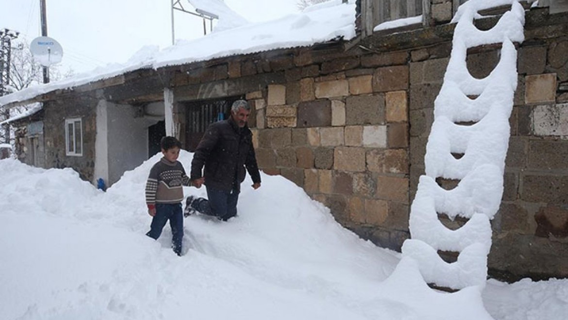 Muş'ta yüksek rakımlı köylerdeki bazı evler kar altında kaldı