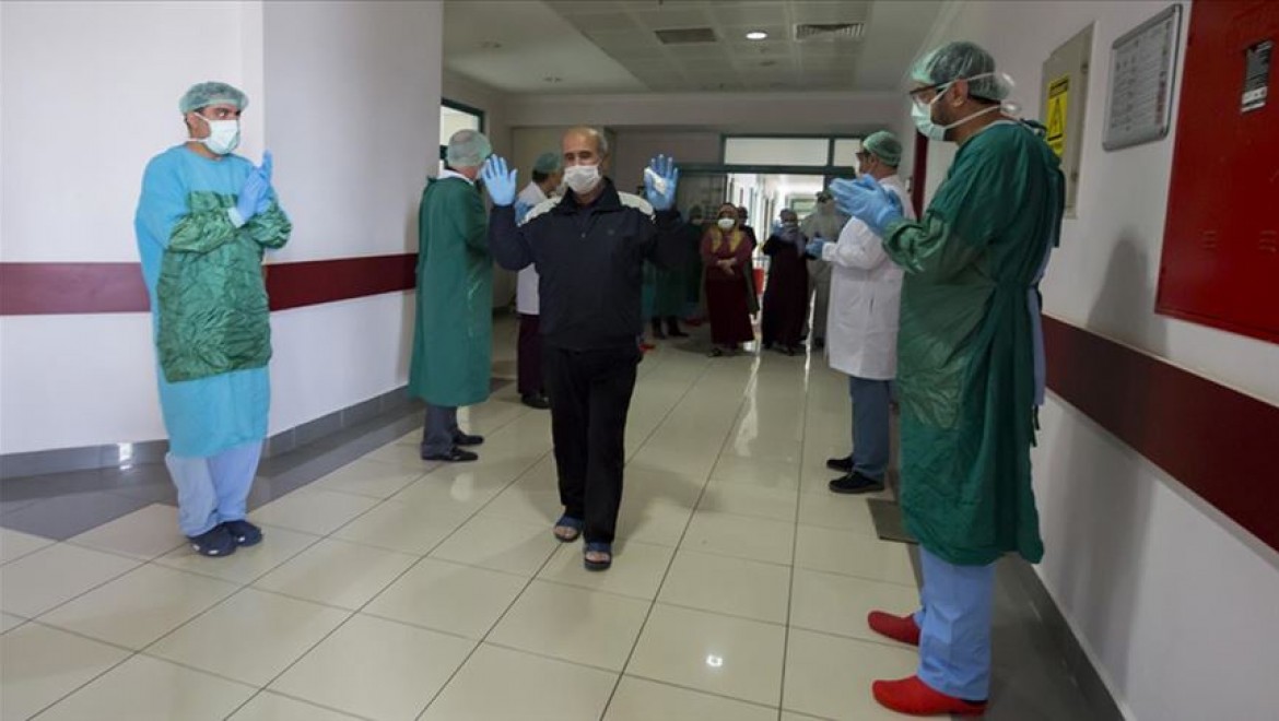 Diyarbakır'da Kovid-19'u yenen 5 hasta daha alkışlarla taburcu edildi