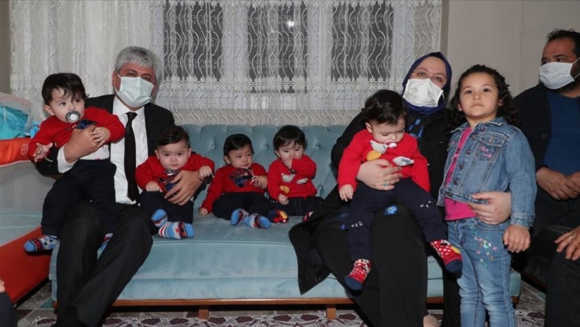 Bakan Zehra Zümrüt Selçuk Hatay'daki beşiz bebek sahibi aileyi ziyaret etti
