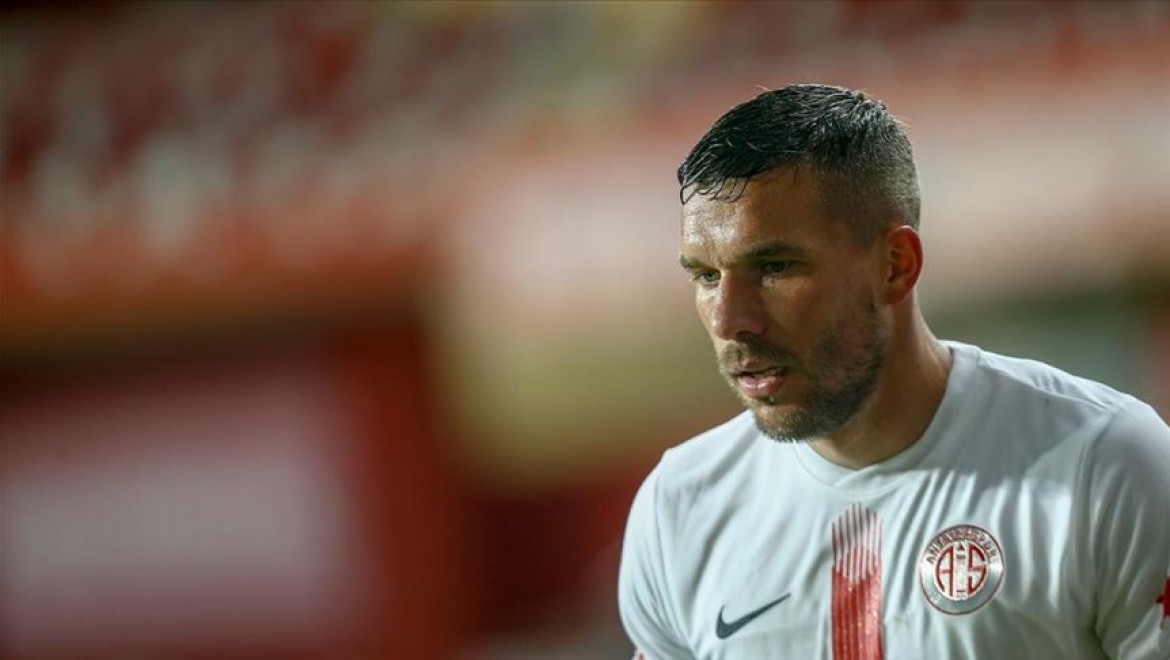 Antalyaspor'da Podolski 3-4 hafta sahalardan uzak kalacak