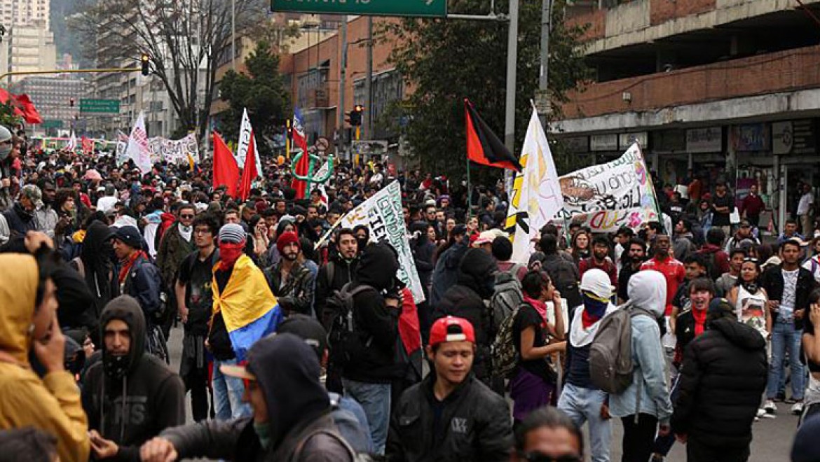 Kolombiya'da Binlerce Öğrenci Sokakta!..