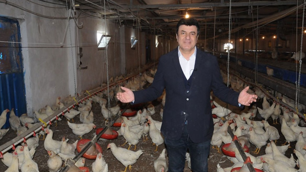 "Eskişehir'deki yumurta çiftliğinin açılışında mini konser verdi"
